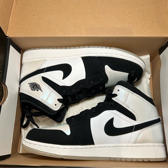 Nike Jordan 1 Mid 7Y - Picture 2 of 15